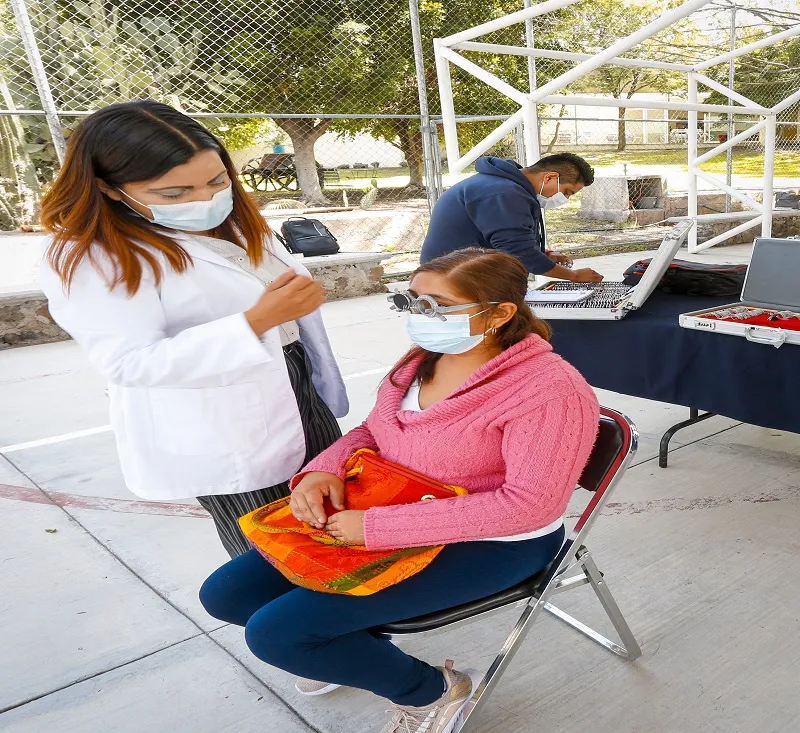 DIF Estatal entrego aparatos auditivos y realizo examenes de la vista a beneficiarios de 7 municipios de QRO 1