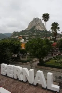 Entregaron letras monumentales al Pueblo Magico de Bernal 1