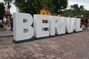 Entregaron letras monumentales al Pueblo Mágico de Bernal