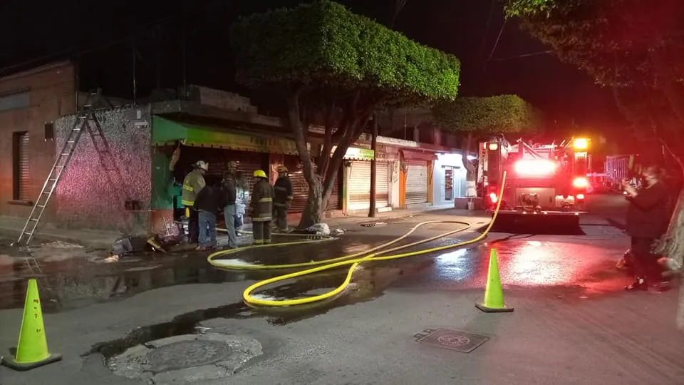 Fuerte incendio en céntrica frutería. 2 Fuerte incendio en centrica fruteria