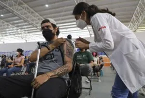 Jovenes de 18 a 29 anos asistieron a instalaciones de la UAQ para recibir vacuna contra COVID 19 2