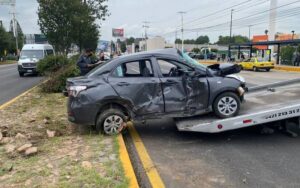 Pipa embiste a auto sedan, deja 2 lesionados en Querétaro