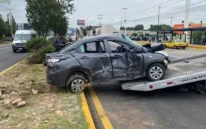 Pipa embiste a auto sedan, deja 2 lesionados en Querétaro 2 Pipa embiste a auto sedan, deja 2 lesionados en Querétaro