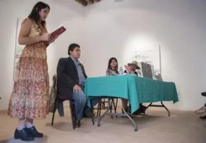 Presenta UAQ libro A un alguien en algun lugar 1
