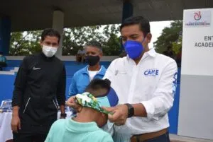 Realizan entrega de uniformes deportivos a academia de fútbol infantil de Pedro Escobedo 3 Realizan entrega de uniformes deportivos a academia de futbol infantil de Pedro Escobedo 1