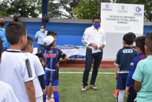 Realizan entrega de uniformes deportivos a academia de fútbol infantil de Pedro Escobedo