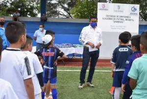 Realizan entrega de uniformes deportivos a academia de fútbol infantil de Pedro Escobedo 2 Realizan entrega de uniformes deportivos a academia de fútbol infantil de Pedro Escobedo