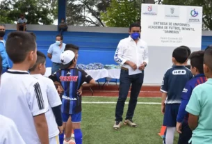 Realizan entrega de uniformes deportivos a academia de futbol infantil de Pedro Escobedo 2