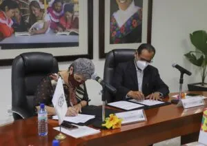 UAQ recibio donacion de acervo bibliografico por parte del INALI 1