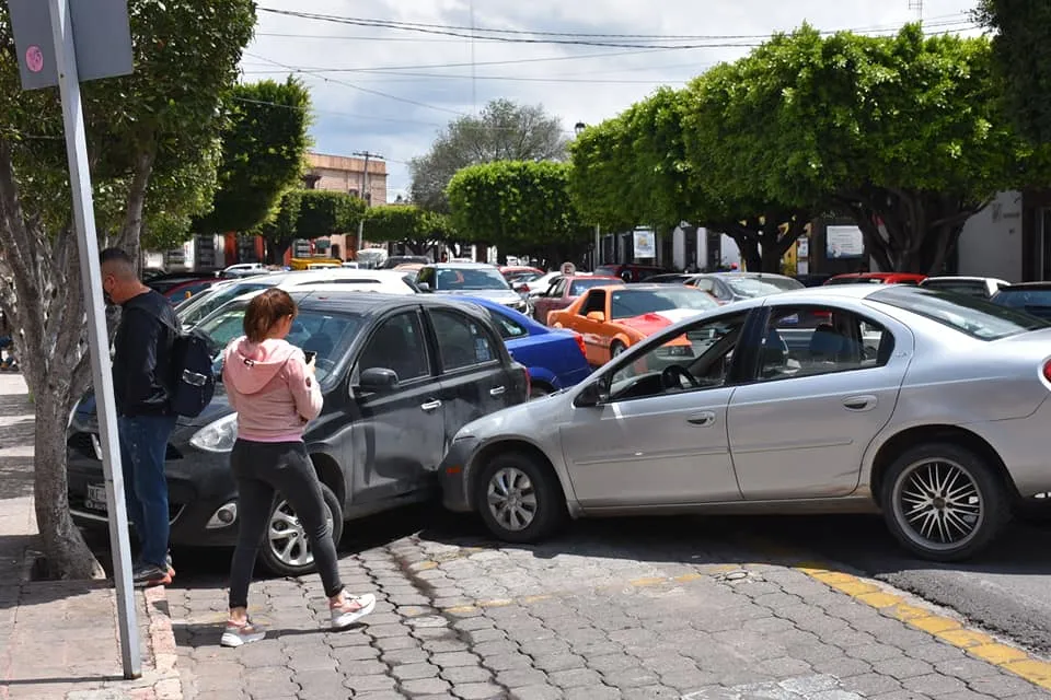 Aparatoso accidente en plena Avenida Juárez. 4 1631564242 154 Aparatoso accidente en plena Avenida Juarez