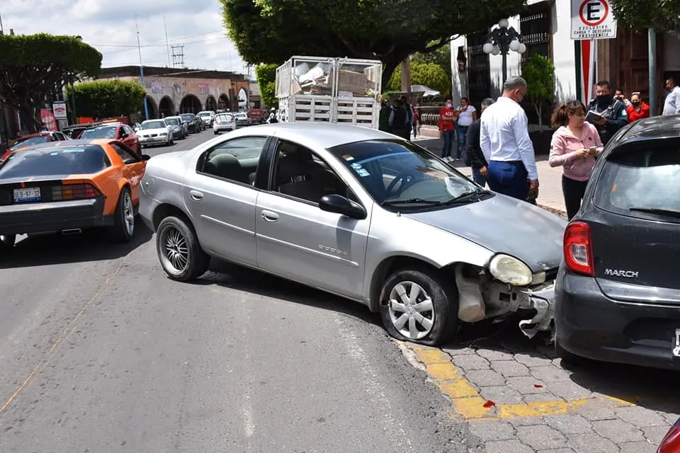 Aparatoso accidente en plena Avenida Juárez. 3 1631564242 583 Aparatoso accidente en plena Avenida Juarez