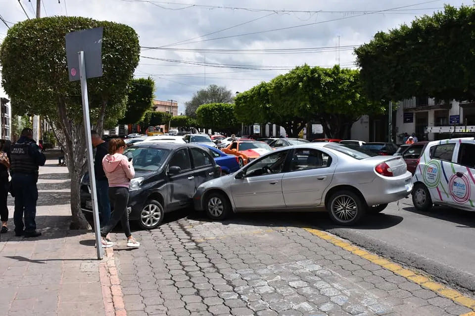 Aparatoso accidente en plena Avenida Juárez. 5 1631564242 708 Aparatoso accidente en plena Avenida Juarez