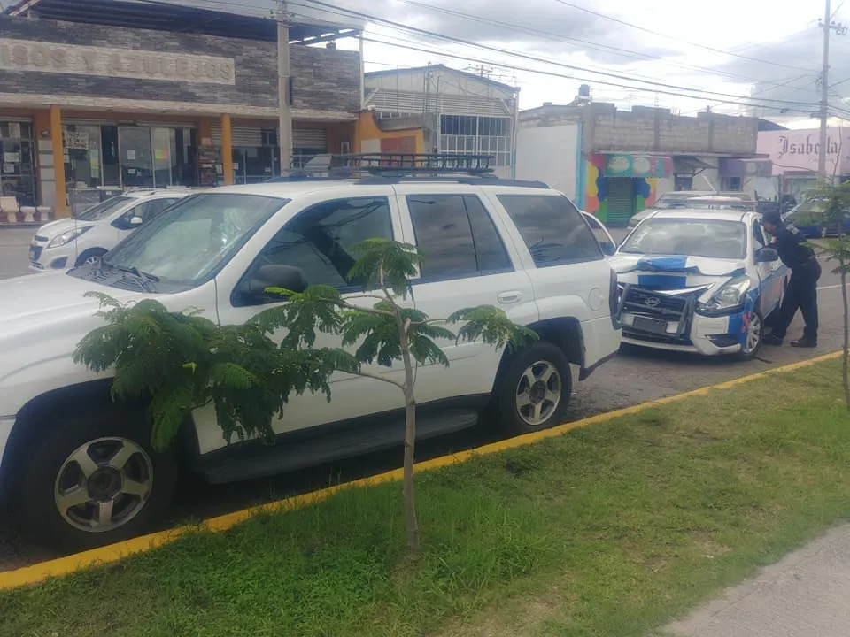 Se impacta patrulla contra camioneta estacionada. 5 1631652393 418 Se impacta patrulla contra camioneta estacionada