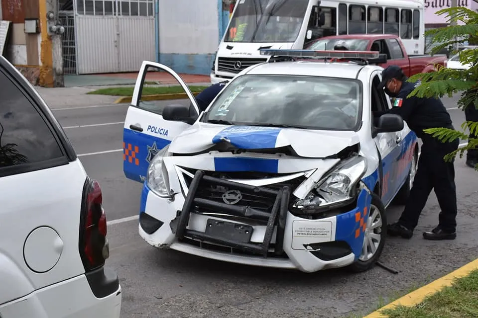 Se impacta patrulla contra camioneta estacionada. 6 1631652393 786 Se impacta patrulla contra camioneta estacionada