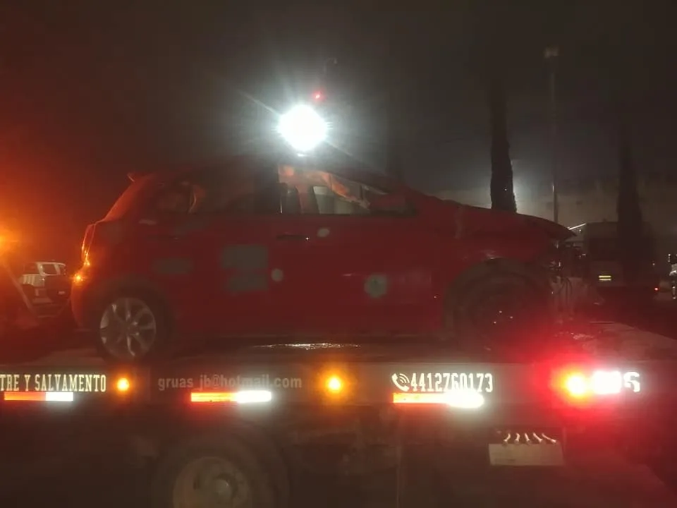 Aparatosa volcadura en Pueblo Quieto. 2 Aparatosa volcadura en Pueblo Quieto