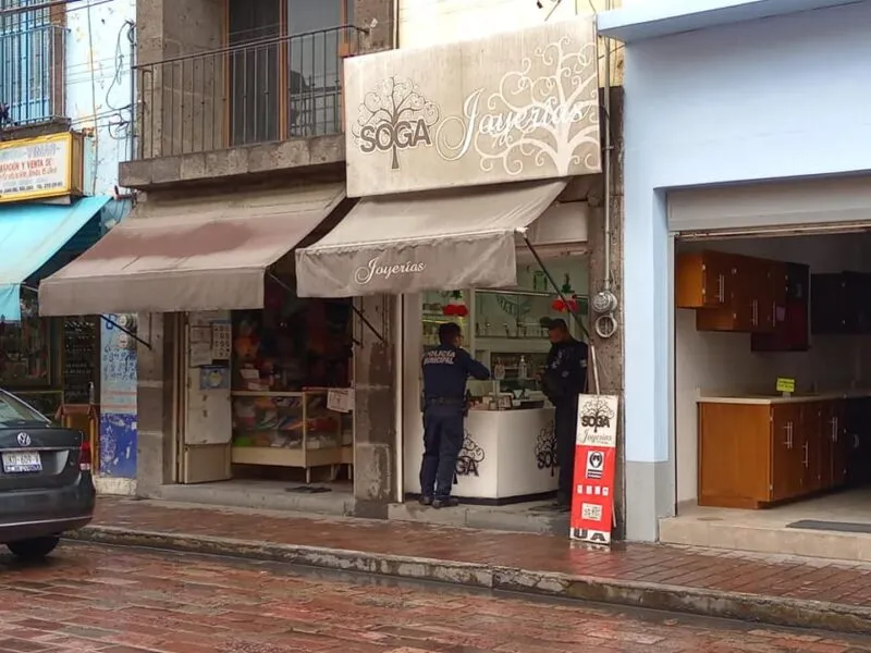 Asaltan con lujo de violencia Céntrica joyería.