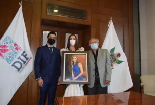 DIF Estatal coloca fotografia de Karina Castro de Dominguez en Salon Presidentas de Casa de Ecala 1
