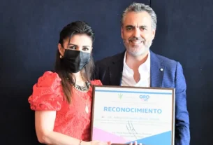 Entregan reconocimiento por 32 anos de servicio a colaboradora de la Secretaria del Trabajo QRO