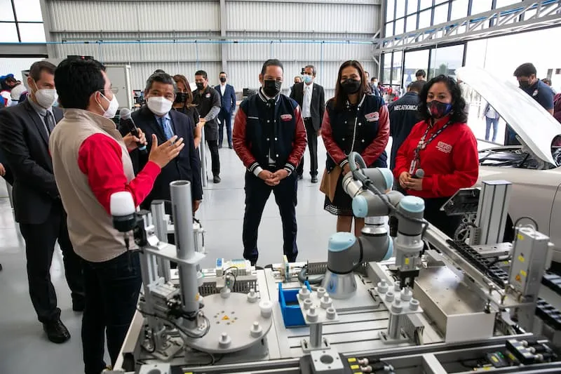 Francisco Dominguez entrego el CAPTA a la Universidad Politecnica de QRO 2