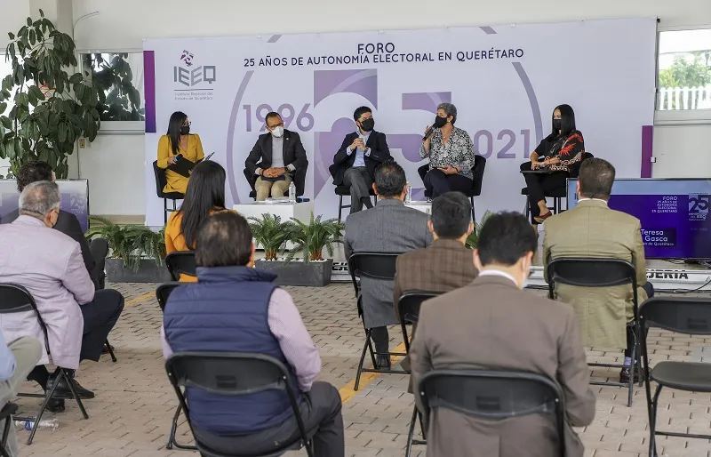 Rectora de la UAQ participo en Foro 25 anos de Autonomia Electoral en Queretaro 2