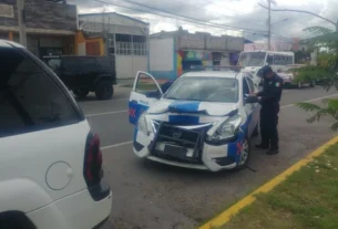 Se impacta patrulla contra camioneta estacionada.