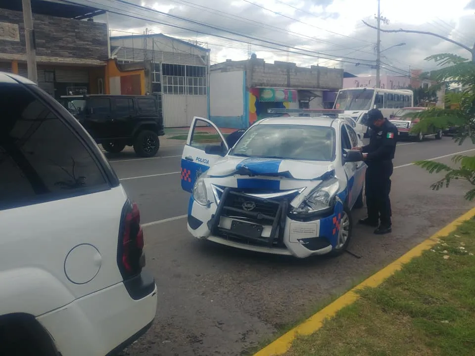 Se impacta patrulla contra camioneta estacionada. 2 Se impacta patrulla contra camioneta estacionada