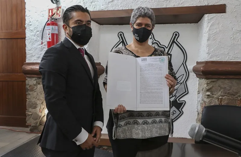 UAQ recibio las escrituras de predio en Corregidora 1