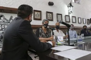 UAQ recibio las escrituras de predio en Corregidora 2