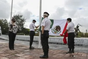 UAQ rinde homenaje a víctimas de COVID-19 durante Honores a la Bandera