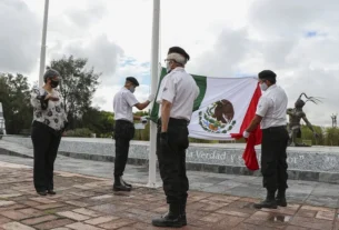 UAQ rinde homenaje a victimas de COVID 19 durante Honores a la Bandera 1