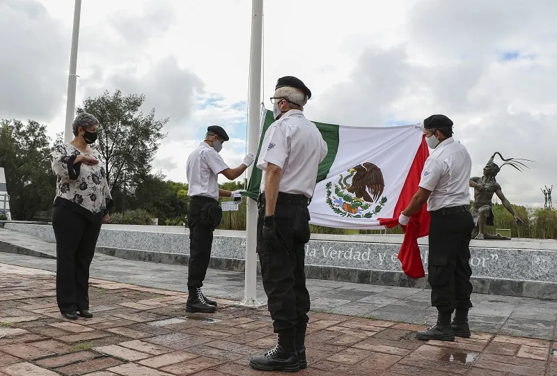 UAQ rinde homenaje a victimas de COVID 19 durante Honores a la Bandera 1