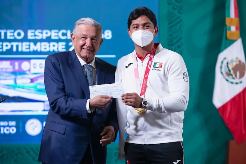 AMLO entrega estimulos economicos a atletas de Juegos Olimpicos de Tokio 2020 3