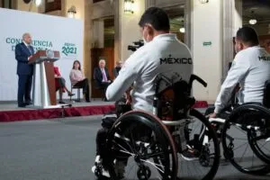 AMLO entrega estímulos económicos a atletas de Juegos Olímpicos de Tokio 2020