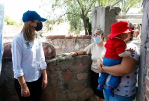 Car Herrera de Kuri acude a El Marques para apoyar con la entrega de bienes a familias afectadas por lluvias 1