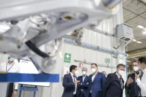 Mauricio Kuri asiste al 15 aniversario de la empresa Safran en Querétaro