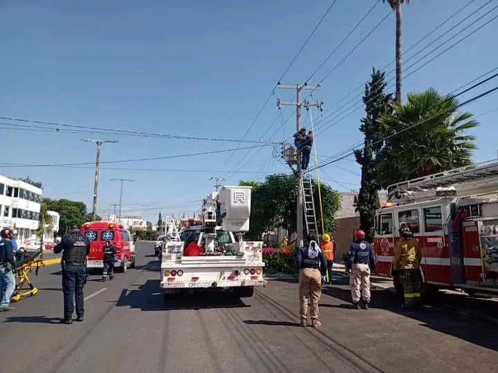 Persona del sexo masculino recibió fuerte descarga eléctrica al estar maniobrando cables de línea te