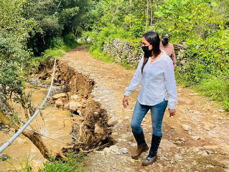 Selene Salazar recorrio localidades afectadas por las lluvias en la zona serrana de QRO 1
