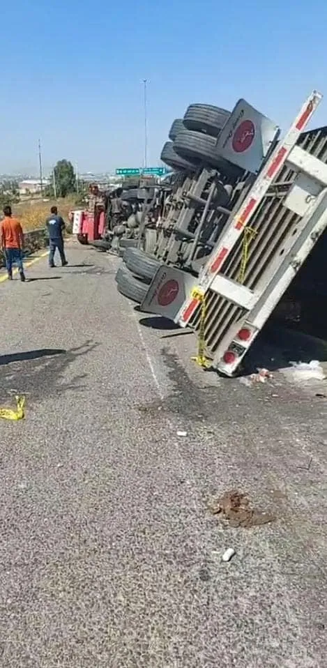 1636139336 613 Vuelca trailer cargado con vino