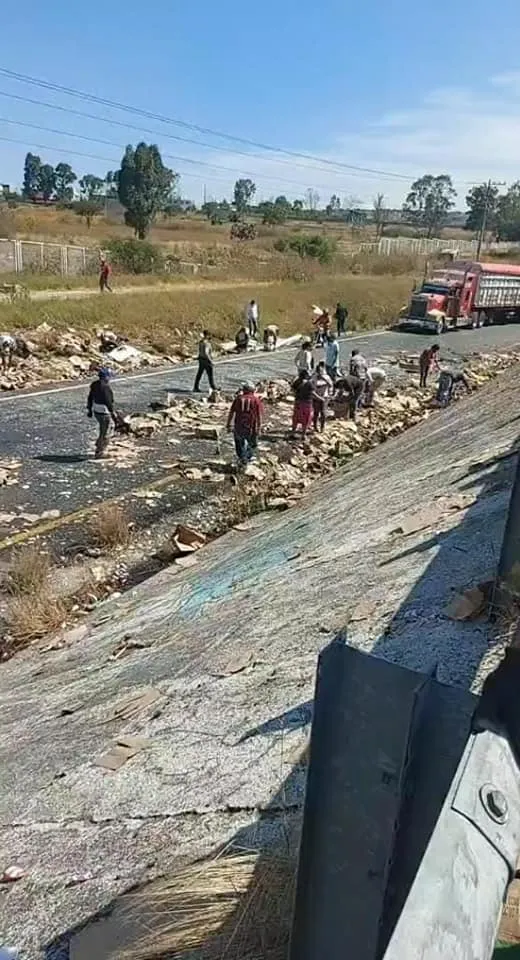 1636139336 619 Vuelca trailer cargado con vino