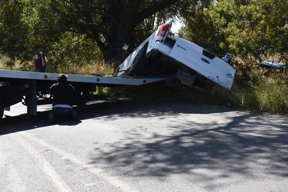 Aparatosa volcadura sufre camioneta 2 Aparatosa volcadura sufre camioneta
