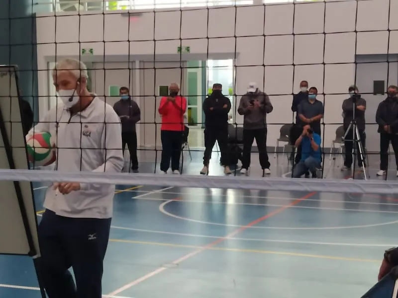 Entrenadores queretanos de voleibol participan en clinica internacional impartida por profesionales