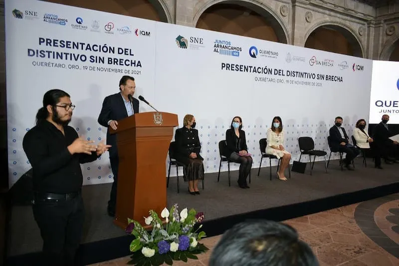 Mauricio Kuri asiste a la presentacion del distintivo Sin Brecha 2