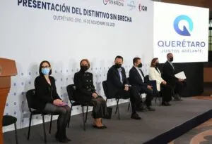 Mauricio Kuri asiste a la presentación del distintivo 'Sin Brecha'