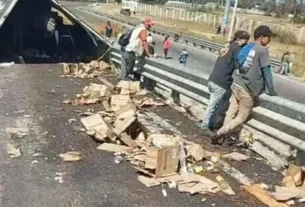Vuelca trailer cargado con vino