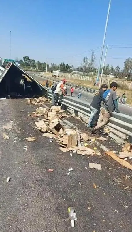 Vuelca trailer cargado con vino
