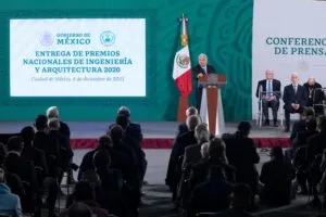 AMLO entregó Premios Nacionales de Ingeniería y de Arquitectura 2020