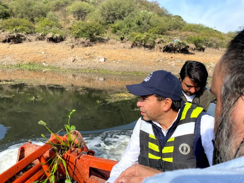 Alcalde Roberto Sosa supervisa trabajos de limpieza en presa El Batan Corregidora 2