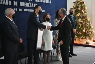 Mauricio Kuri entrega reconocimientos a notarios de Queretaro por anos de trayectoria 2