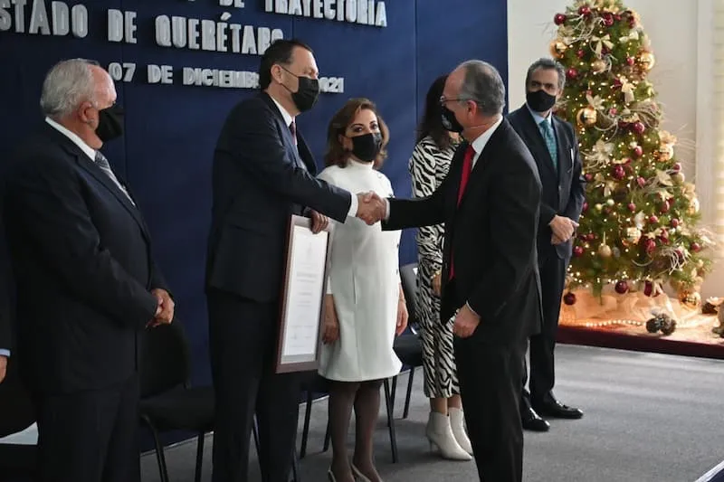 Mauricio Kuri entrega reconocimientos a notarios de Queretaro por anos de trayectoria 2