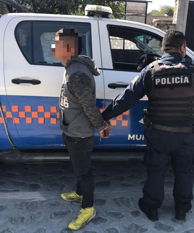 Asegura la Policía de SJR a masculino con droga en el Barrio de La Cruz-